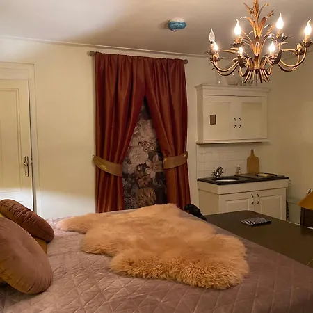 Queen Centre Hotel 2*