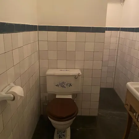 Отель Queen Centre